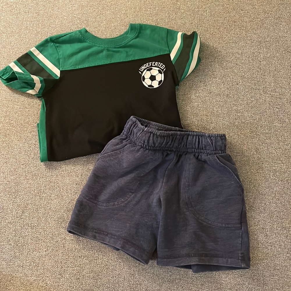 5/$15- Boy’s outfit bundle size 2t